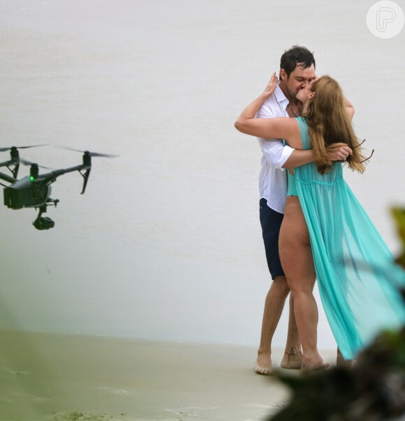 Paolla Oliveira dá beijo em Sérgio Guizé em cena de novela 'A Dona do Pedaço' na praia nesta terça-feira, dia 19 de novembro de 2019