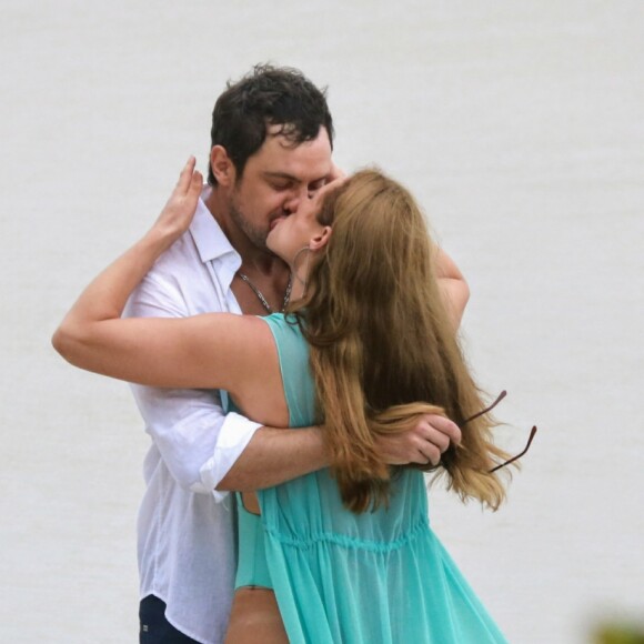 Paolla Oliveira dá beijo em Sérgio Guizé em cena de novela 'A Dona do Pedaço' na praia nesta terça-feira, dia 19 de novembro de 2019