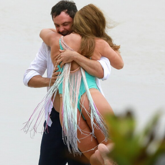 Paolla Oliveira e Sérgio Guizé mostram final de personagens em cena de novela 'A Dona do Pedaço' na praia nesta terça-feira, dia 19 de novembro de 2019