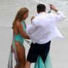 O casal passou um sufoco na gravação: a franja do maiô usado por Paolla Oliveira prendeu na saída de praia