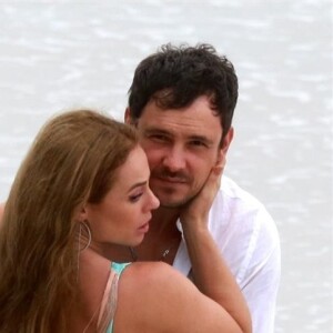 Paolla Oliveira e Sergio Guizé se concentram nas orientações do diretor entre uma sequência e outra das gravações de 'A Dona do Pedaço'