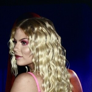 Luísa Sonza aposta em look com microshort e cabelos com cachos definidos para festa 'Combatchy'