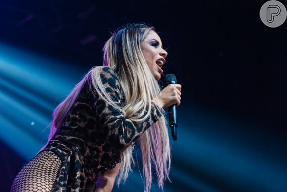Lexa canta na festa Combatchy, de Anitta, em novembro de 2019