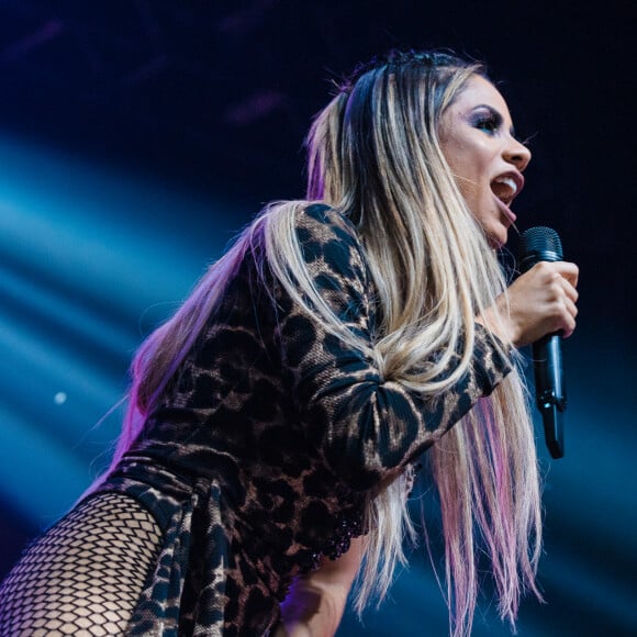 Lexa canta na festa Combatchy, de Anitta, em novembro de 2019