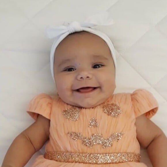 Filha mais nova de Ticiane Pinheiro, Manuella usou um look parecido com o da mãe e o da irmã em foto