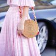 A bolsa de palha redonda já é queridinha das fashionistas para dar bossa aos looks de verão