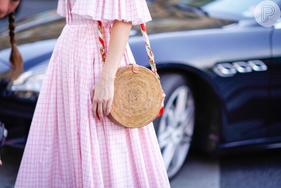 A bolsa de palha redonda já é queridinha das fashionistas para dar bossa aos looks de verão