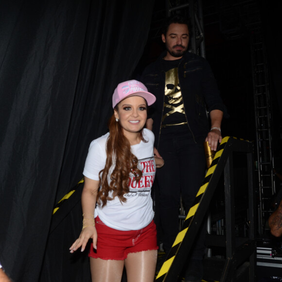 Maiara, da dupla com Maraisa, usou t-shirt e short curto