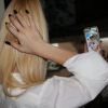Luísa Sonza faz selfie em celular de fã