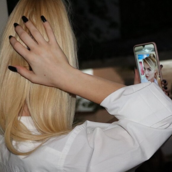 Luísa Sonza faz selfie em celular de fã