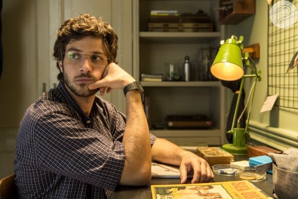 Chay Suede vive Danilo, filho de Adriana Esteves, na novela 'Amor de Mãe'