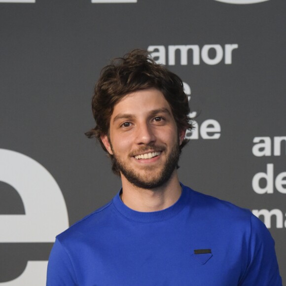 Chay Suede conta ter sido um filho bem diferente de seu personagem da novela 'Amor de Mãe'