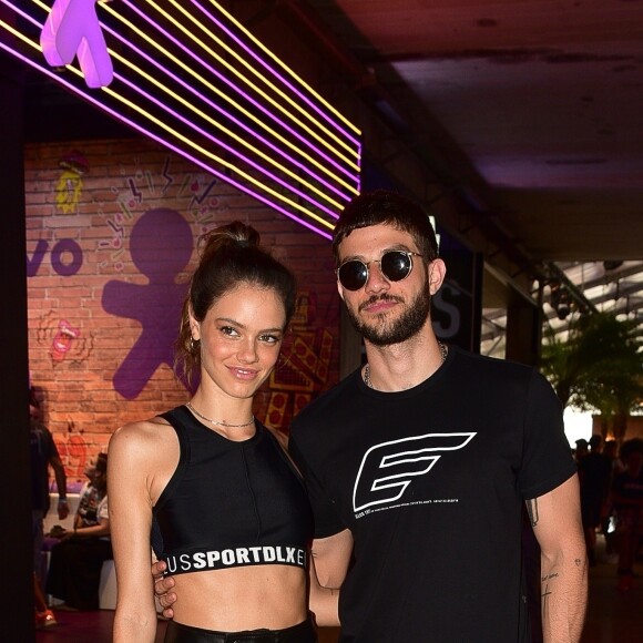 Chay Suede conta planos para a chegada da primeira filha com a mulher, Laura Neiva