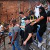 A cantora Anitta teve ajuda de seguranças para deixar a comunidade carioca