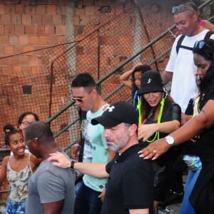 A cantora Anitta teve ajuda de seguranças para deixar a comunidade carioca