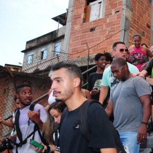 Anitta recebeu diversos pedidos de fotos com fãs enquanto deixava o Morro da Providência