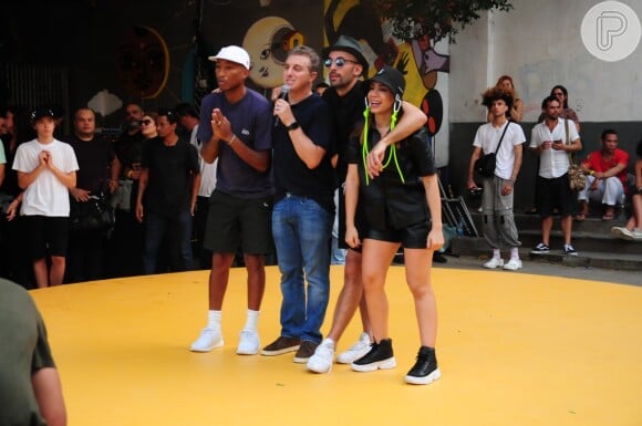Anitta foi participar da festa da ONG Casa Amarela com Luciano Huck e Pharrell Williams