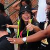 Anitta, com chapéu curioso, dança comendo açaí ao visitar o Morro da Providência nesta sexta-feira, dia 22 de novembro de 2019