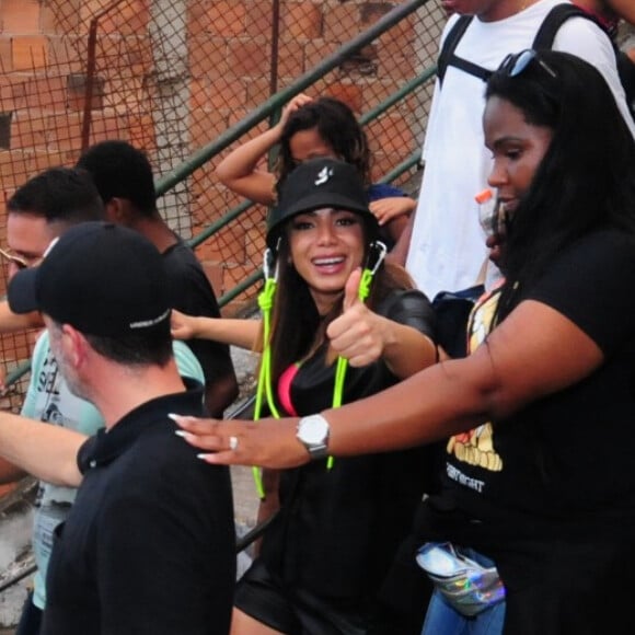 Anitta, com chapéu curioso, dança comendo açaí ao visitar o Morro da Providência nesta sexta-feira, dia 22 de novembro de 2019