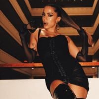 Vestido, luva e bota de verniz: look de Anitta em show na final da Libertadores