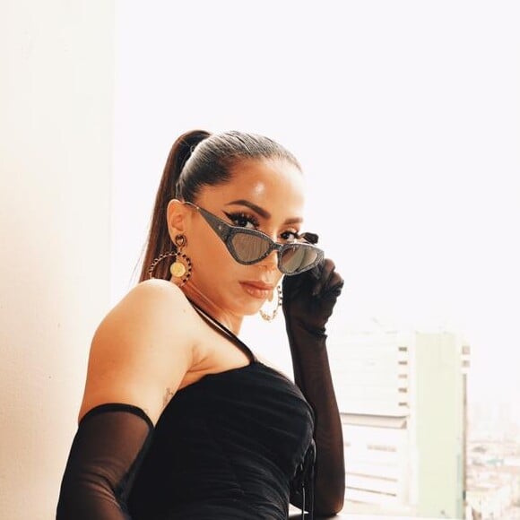 Anitta usa óculos preto com glitter para show na final da Libertadores entre Flamengo e River neste sábado, dia 23 de novembro de 2019