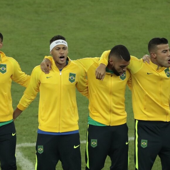 Gabigol entrega momento com Neymar após título da Libertadores: 'A gente conversou agora no vestiário, é muito legal o carinho que ele tem por mim, fico muito feliz'