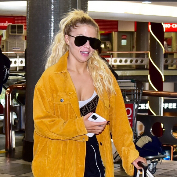 Luísa Sonza aposta em maxióculos de dispensa maquiagem ao viajar