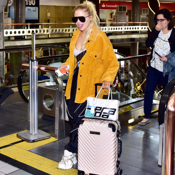 Luísa Sonza mistura grifes de luxo em seu aerolook