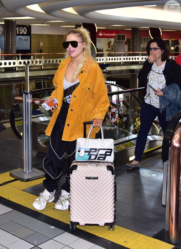 Luísa Sonza usou mala da marca Karl Lagerfeld para viajar