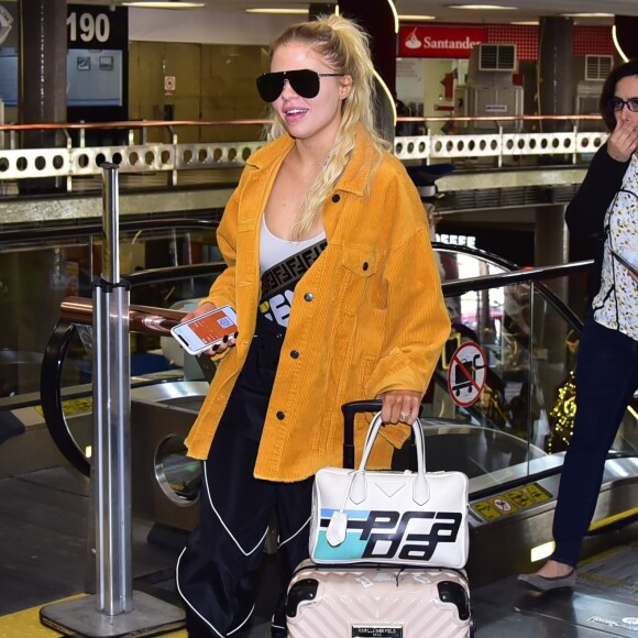 Luísa Sonza usou mala da marca Karl Lagerfeld para viajar