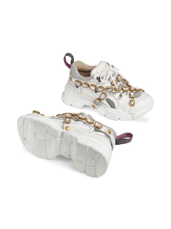 Tênis Gucci usando por Luísa Sonza possui cristais cintilantes bordados numa tira elástica removível que envolve todo o calçado, resultando num efeito caleidoscópico