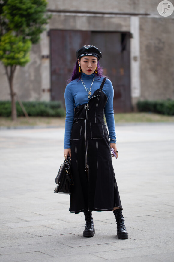 Vestido preto com blusa azul: a peça curinga do closet pode ser reinventada com uma blusa com gola por baixo