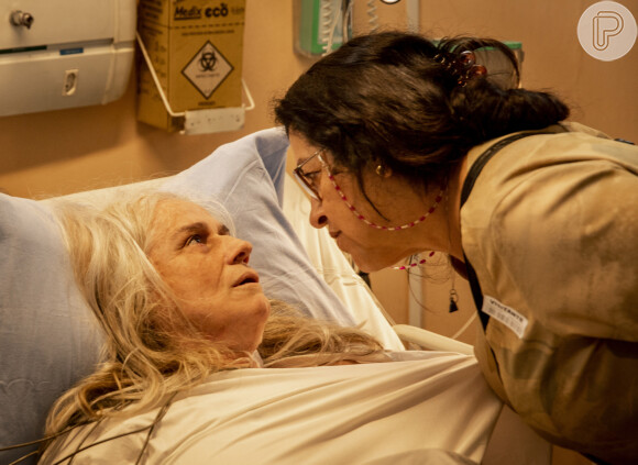 Kátia (vera Holtz) morre nos braços de Lurdes (Regina Casé) na novela 'Amor de Mãe'
