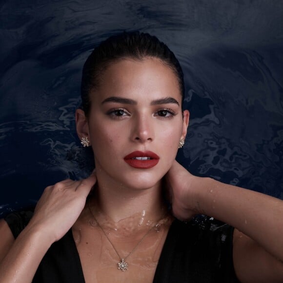 Bruna Marquezine gosta de fomentar a conexão com o universo em entrevista