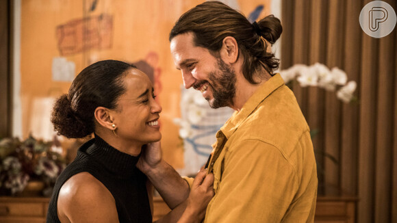 Davi (Vladmimir Brichta) descobre que Vitória (Taís Araujo) trabalha para Álvaro (Irandhir Santos) na novela 'Amor de Mãe'