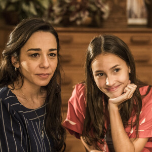 Natália (Clarissa Kiste) fica surpresa com aproximação de Durval (Enrique Diaz) na novela 'Amor de Mãe'