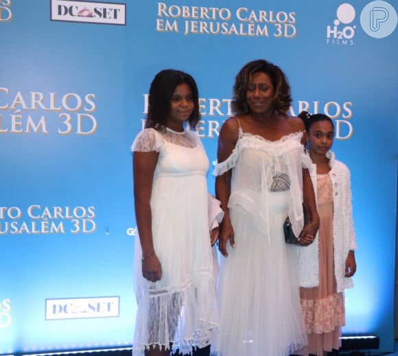 Gloria Maria levou as filhas Maria e Laura para o lançamento do filme 'Roberto Carlos em Jerusalém 3D'