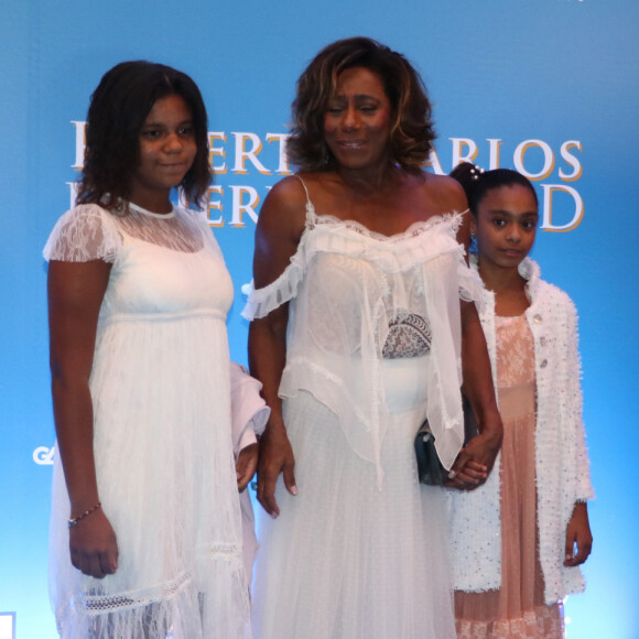 Gloria Maria levou as filhas Maria e Laura para o lançamento do filme 'Roberto Carlos em Jerusalém 3D'