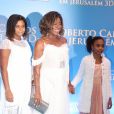 Gloria Maria e as duas filhas, Maria e Laura, usaram looks claros no lançamento do filme de Roberto Carlos