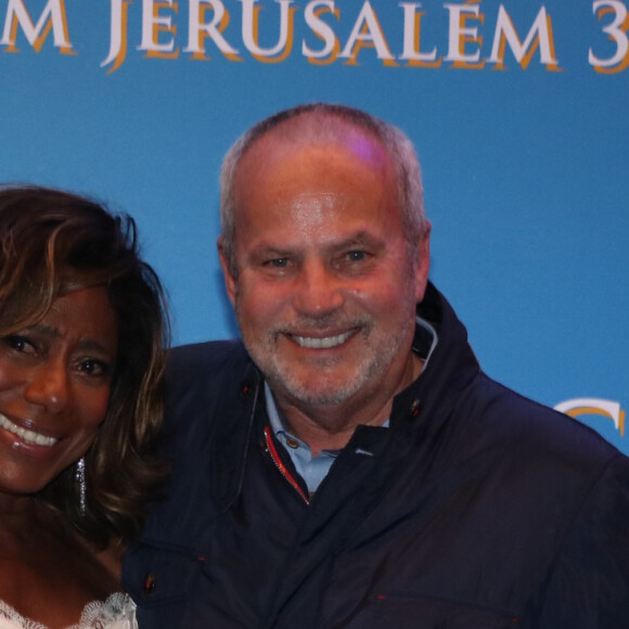 Gloria Maria posa com o diretor do longa, Jayme Monjardim