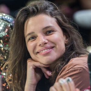 Bruna Marquezine é comparada com Bruna Linzmeyer ao aparecer com olhos azuis