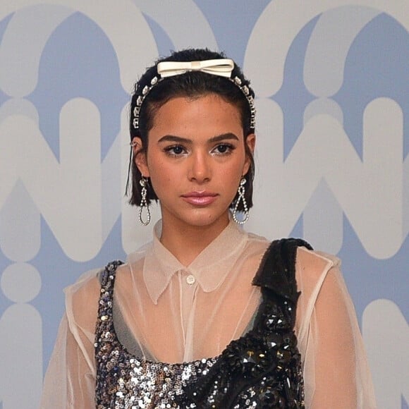 Bruna Marquezine ganha elogio dos fãs ao aparecer com olhos azuis: 'Linda de qualquer jeito'