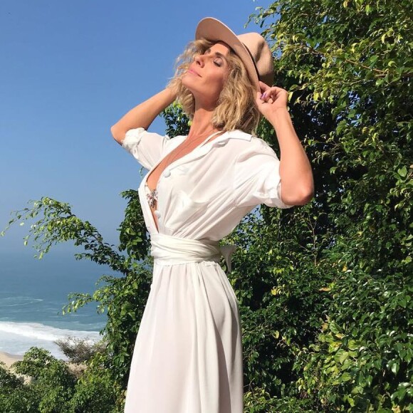Giovanna Antonelli combinou vestido tipo camisa longa e biquíni: um look ideal para quem vai passar a virada perto da praia