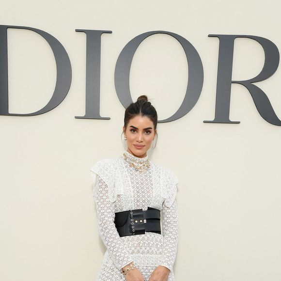 Um wide belt, como esse usado por Camila Coelho, é um acessório que traz modernidade ao look branco