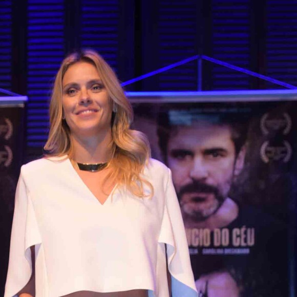 Carolina Dieckmann apostou em uma combinação despojada e fresquinha all-white, ótima para reuniões mais informais no Réveillon