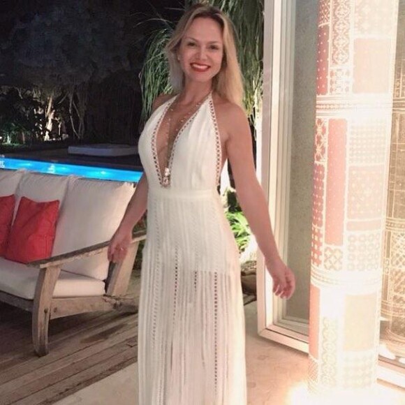 Eliana apostou em um vestido longo, bem leve, decotado e com transparência para uma virada de ano