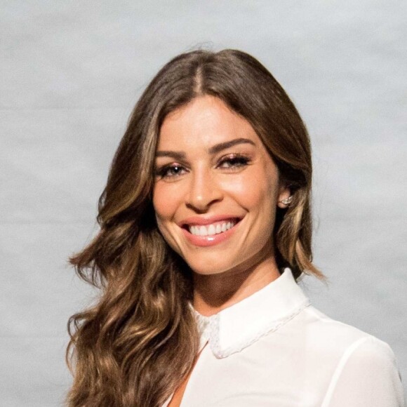 A atriz Grazi Massafera brilhou uma minissaia branca e blusa fininha no mesmo tom: o look alia romantismo e modernidade na medida certa