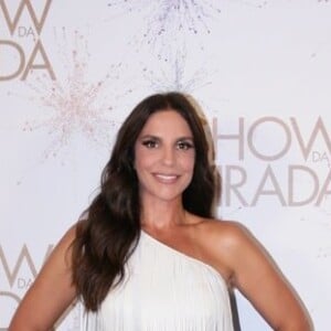 Ivete Sangalo já usou vestido de ombro único com franja que dá movimento e um toque despojado ao look