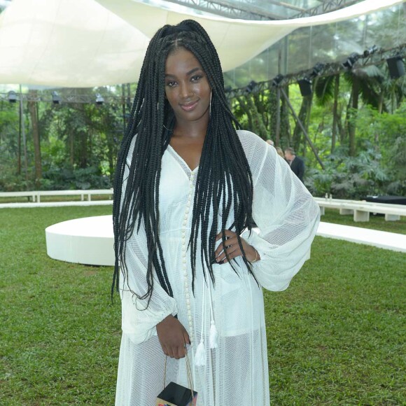 A cantora Iza apostou em vestido com transparência nas mangas e na saia