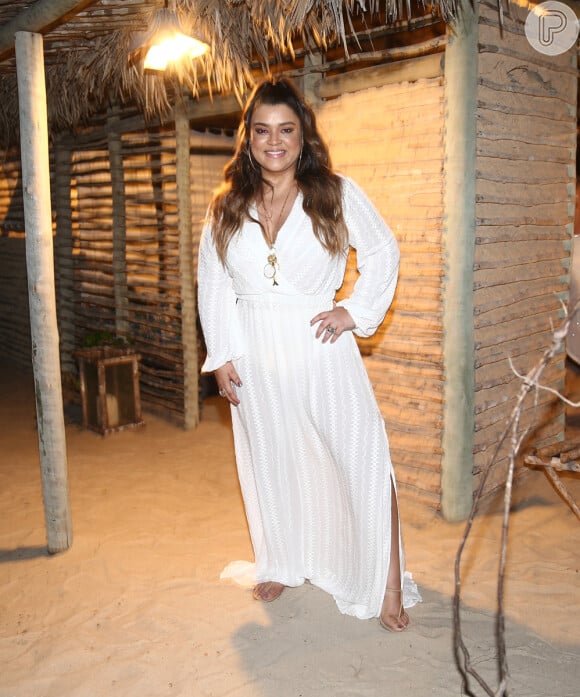 Preta Gil usou vestido longo com fendas laterais em show na praia